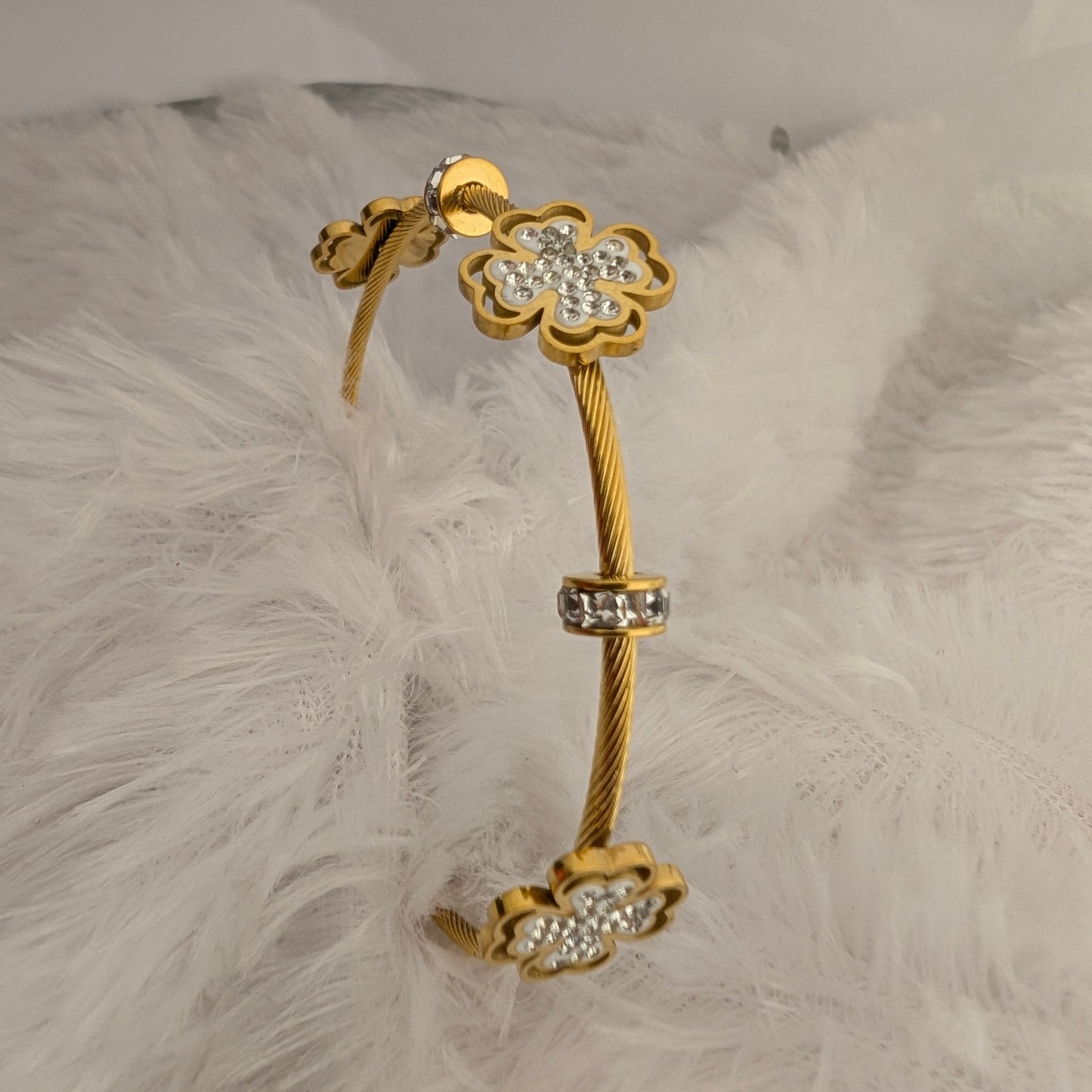 Gold bracelet with a floral clasp magnet model