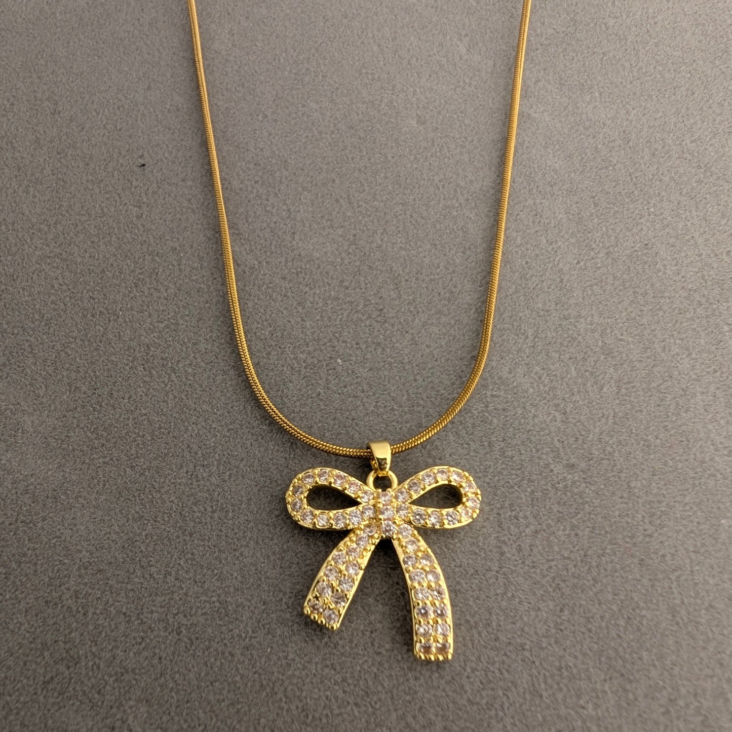 Gold bow-shaped pendant necklace