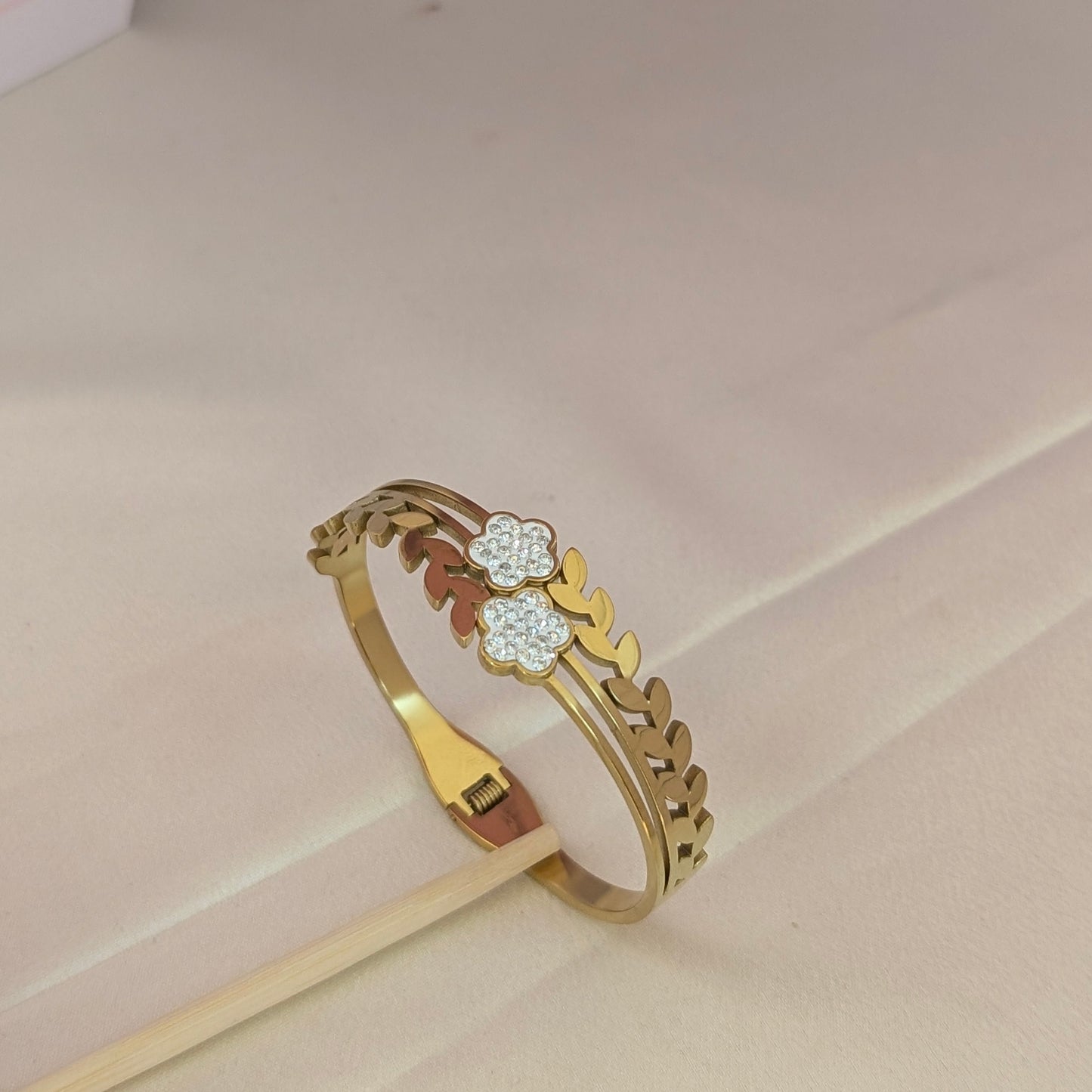 Antitarnish dual white flower kada