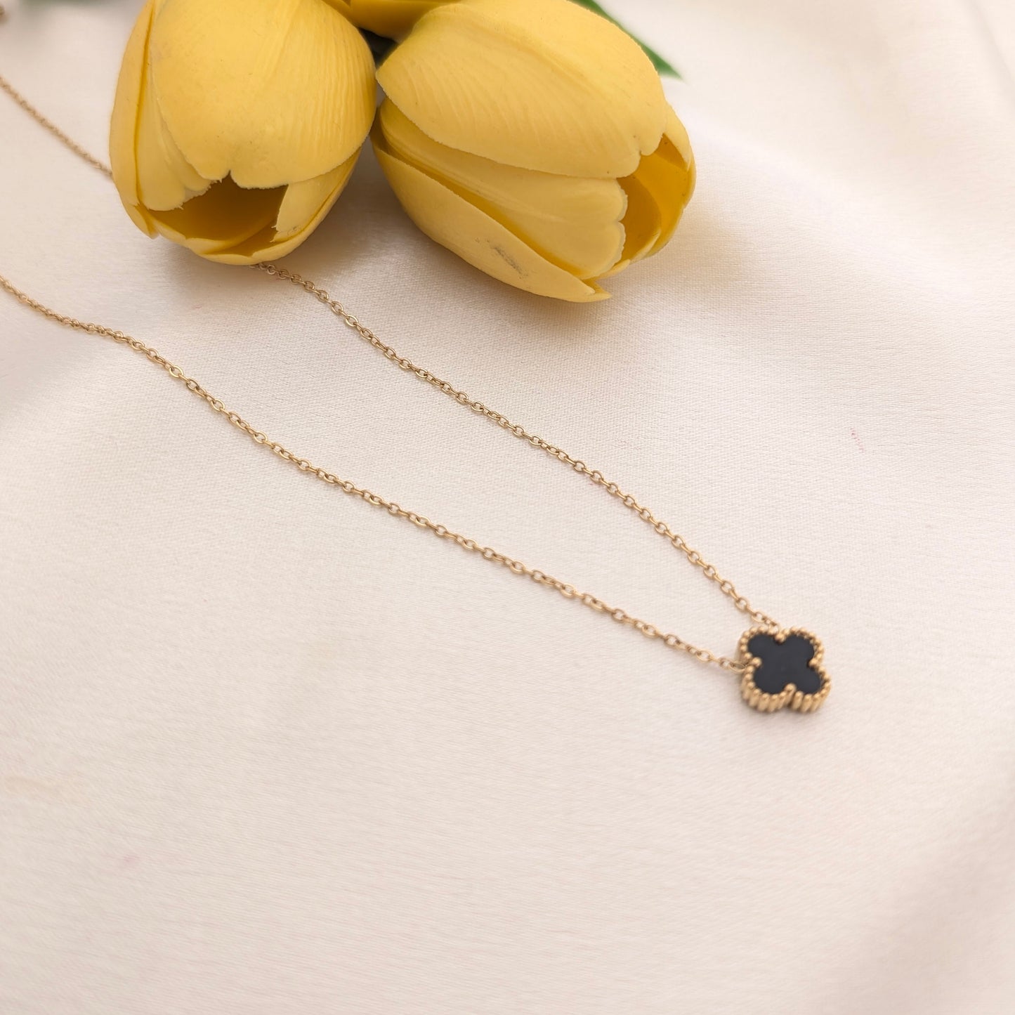 Double sided clover chain