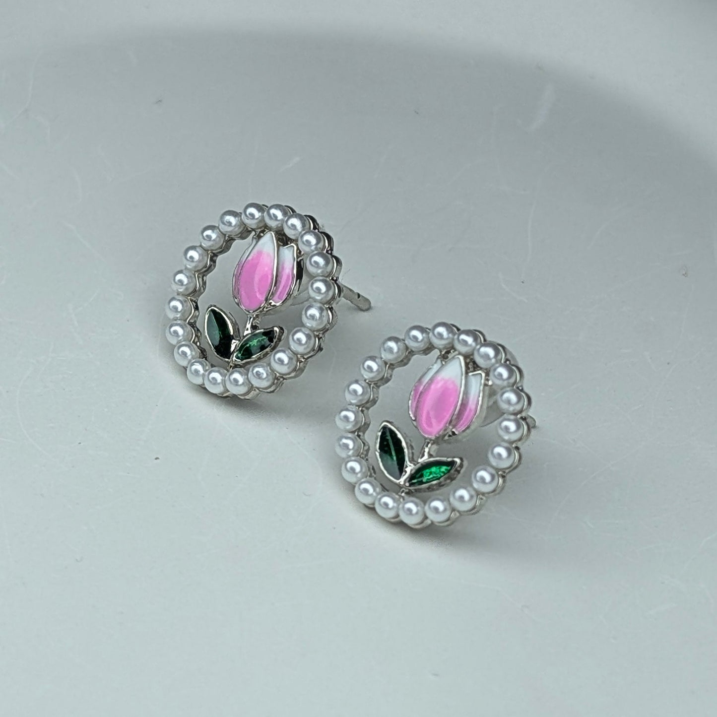 Pearl tulip stud earrings