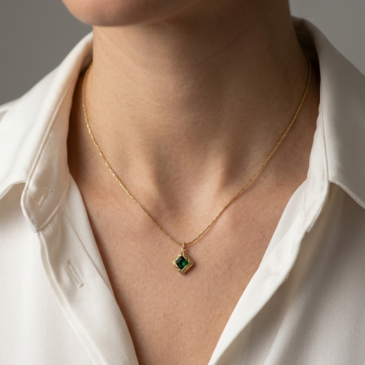 Goldchainnecklacewithasmalldiamond-shapedpendant