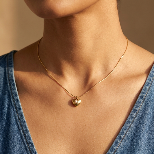  Gold chain necklace with a small heart-shaped pendant
