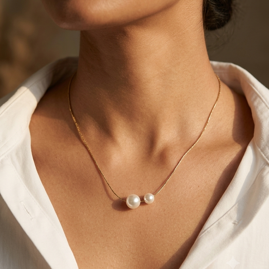  Goldchainnecklacewithtwosmallwhitepearls