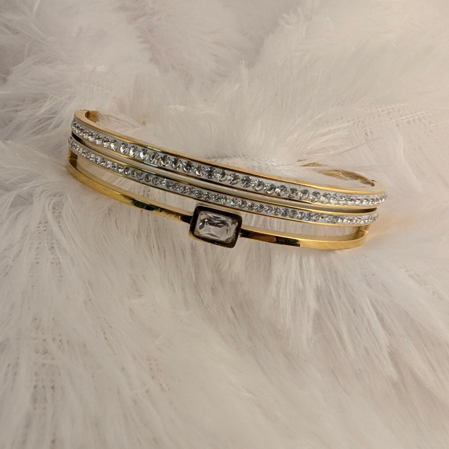 Gold bracelet with clear stones antitarnish