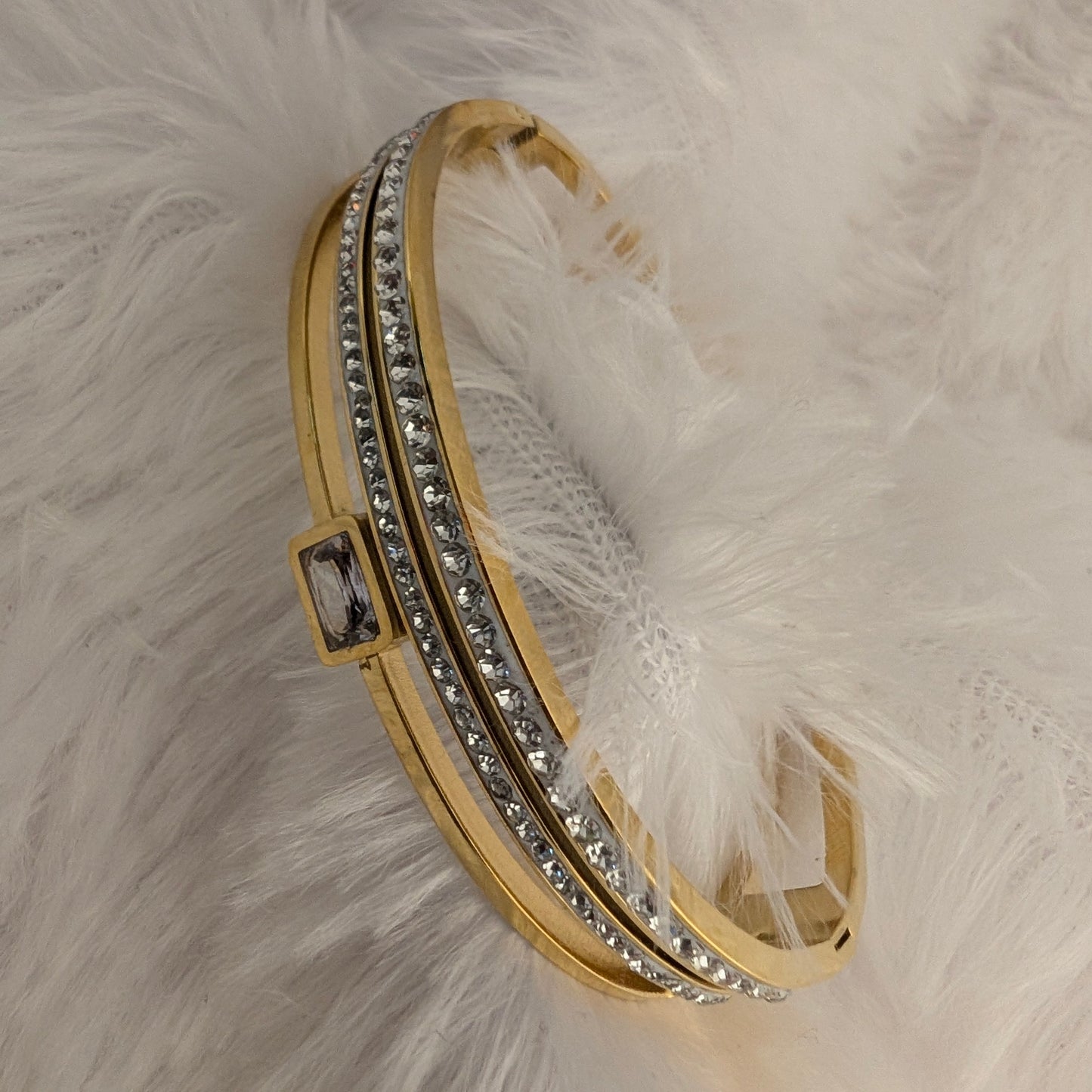 Gold bracelet with clear stones antitarnish