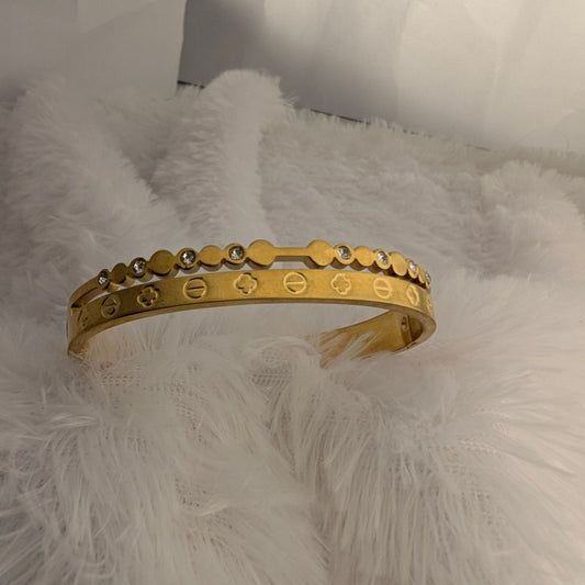 Gold bracelet with engraved design with Clear Stones