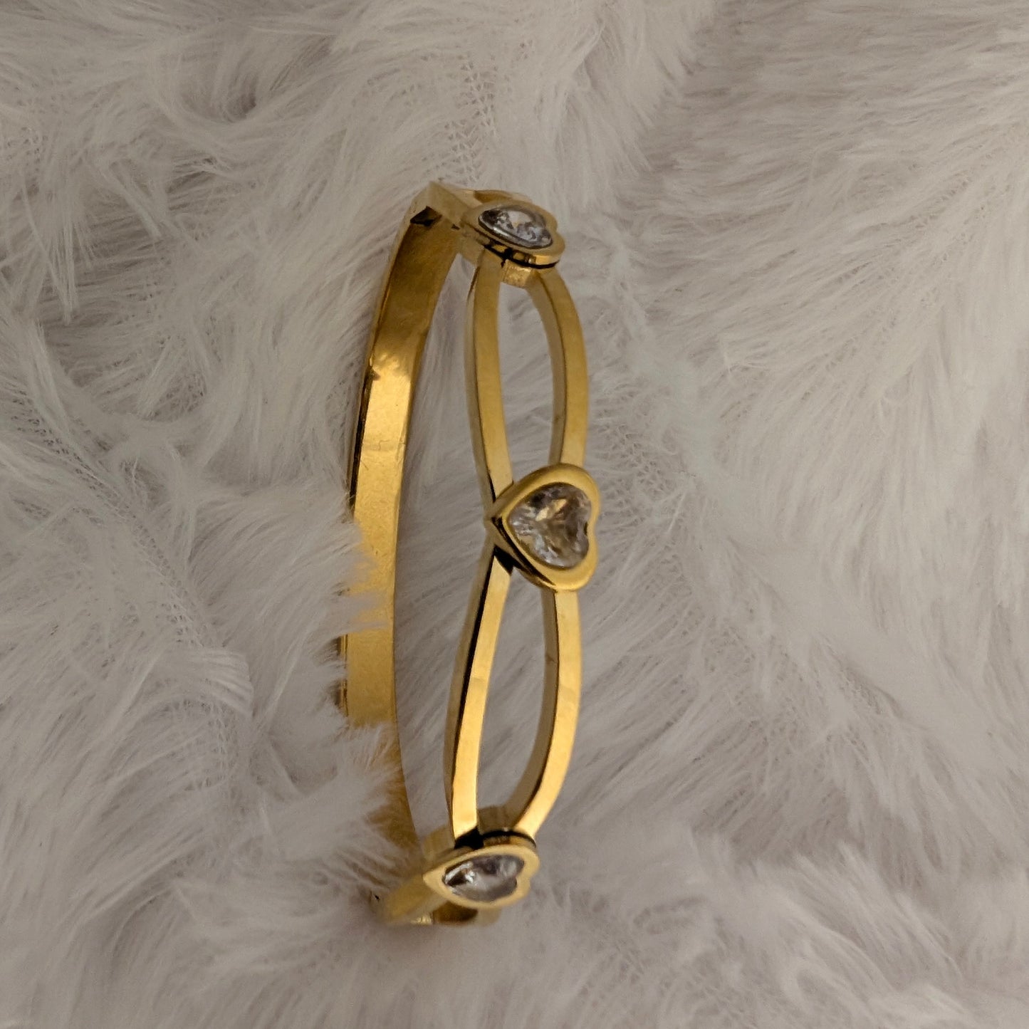 Gold bracelet with heart-shaped