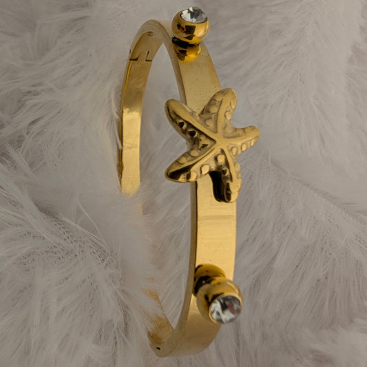 Gold bracelet with starfish design