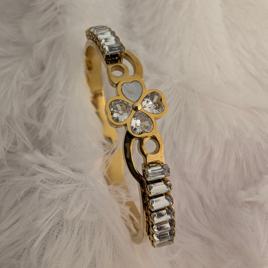 Gold bracelet with diamond accent