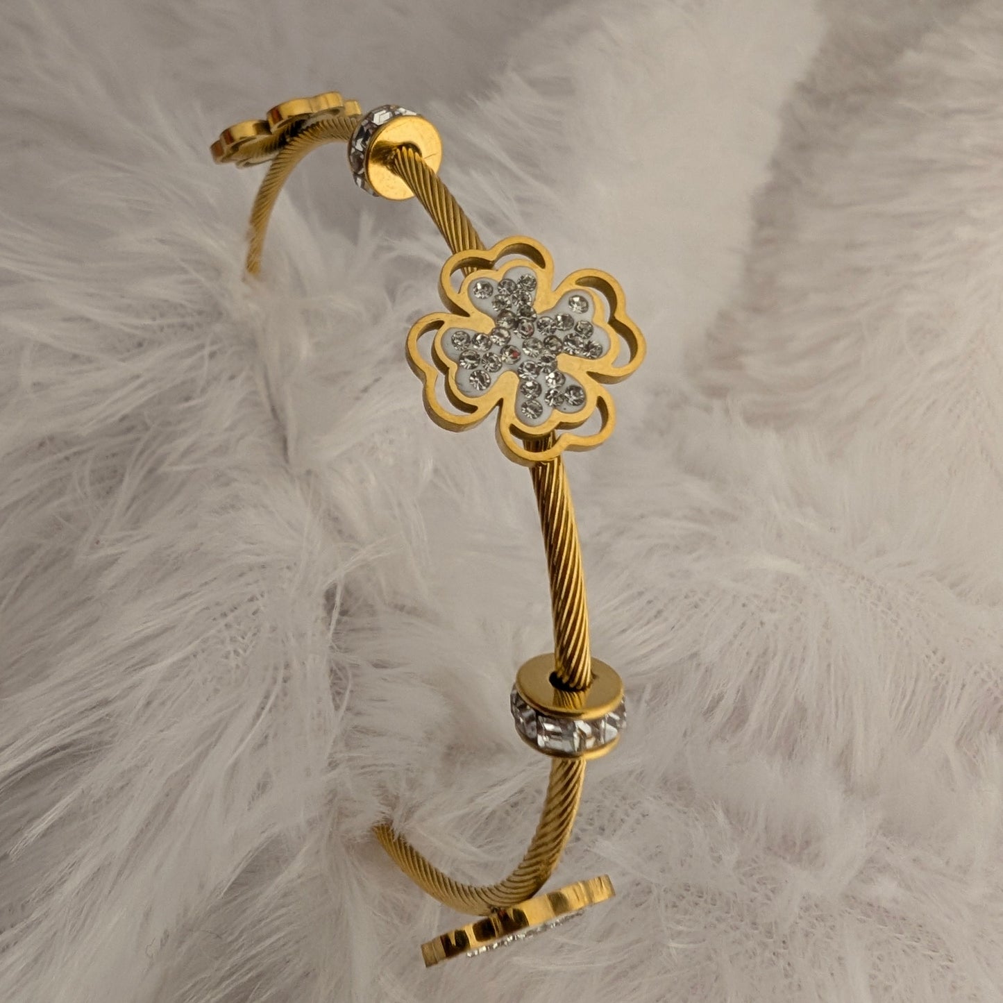 Gold bracelet with a floral clasp magnet model
