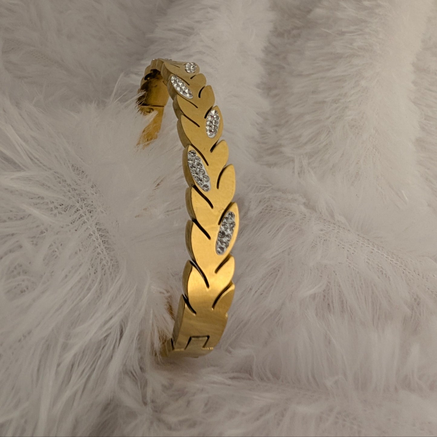 Gold bracelet with leaf shaped stone design