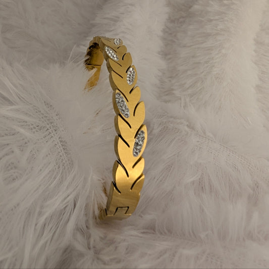 Gold bracelet with leaf shaped stone design