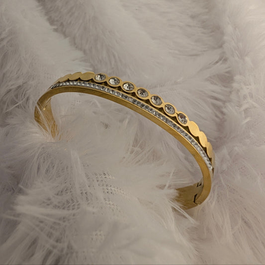 Gold bracelet with embedded Small and Medium stones
