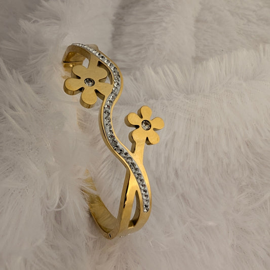 Gold bracelet with floral design and stones