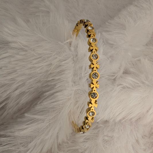 Gold bracelet with flower-shaped links
