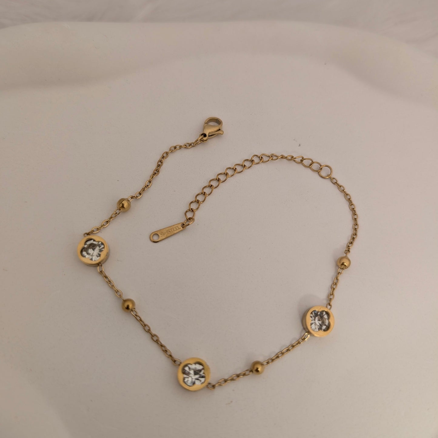 The solitaire glow bracelet