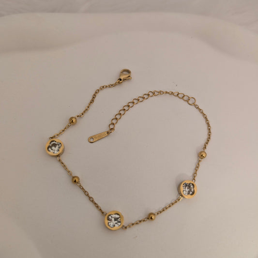 The solitaire glow bracelet