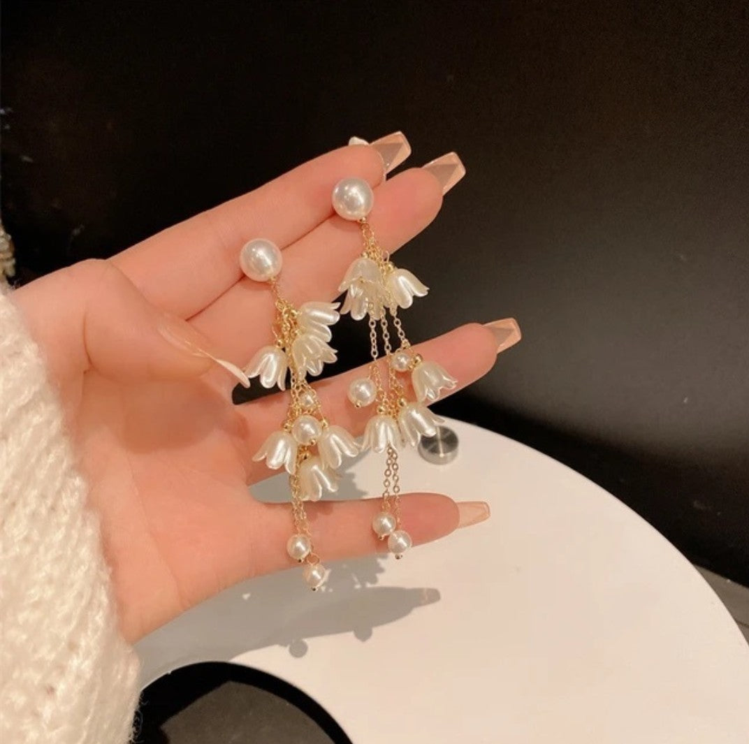 Lilly flower tassle long earrings