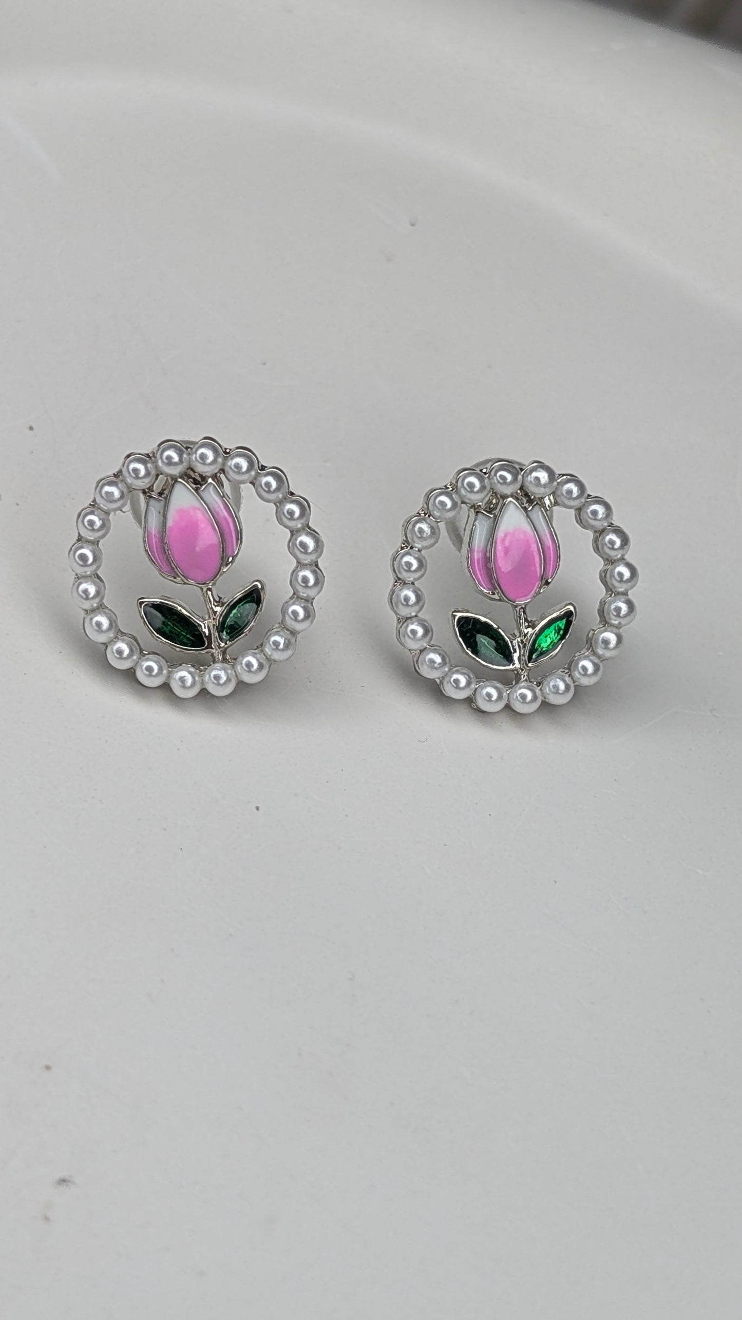 Pearl tulip stud earrings