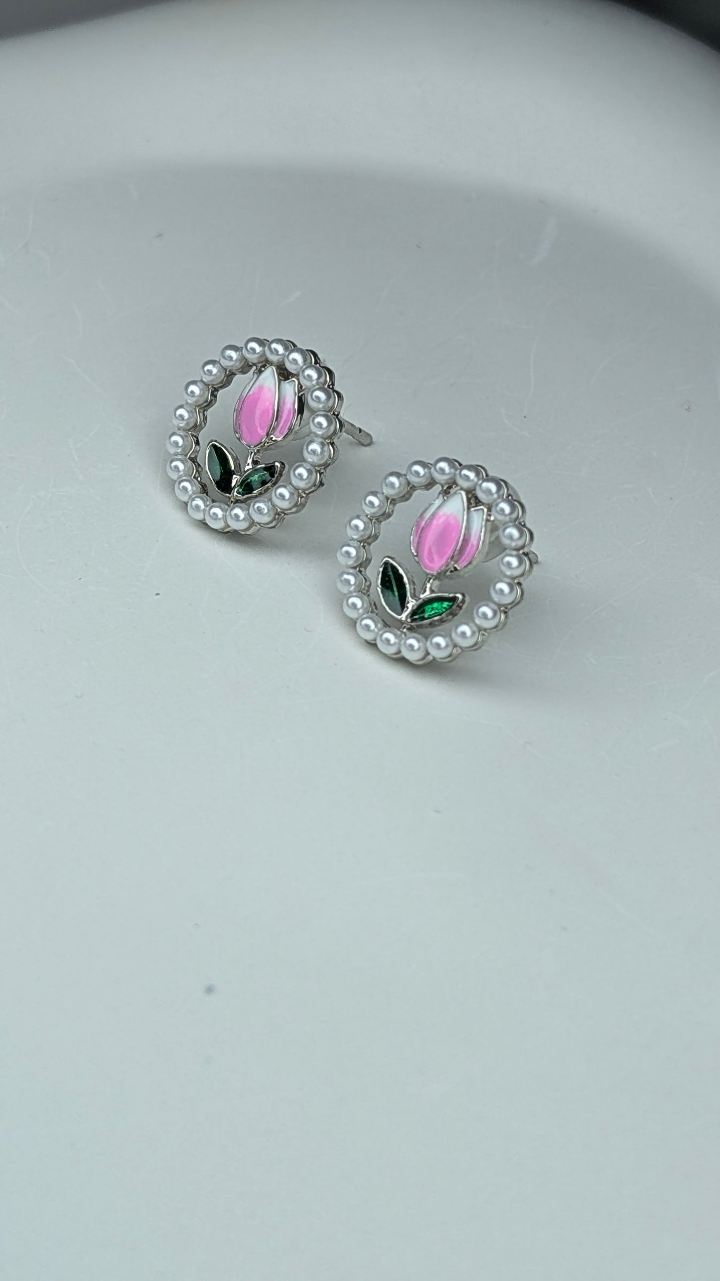 Pearl tulip stud earrings