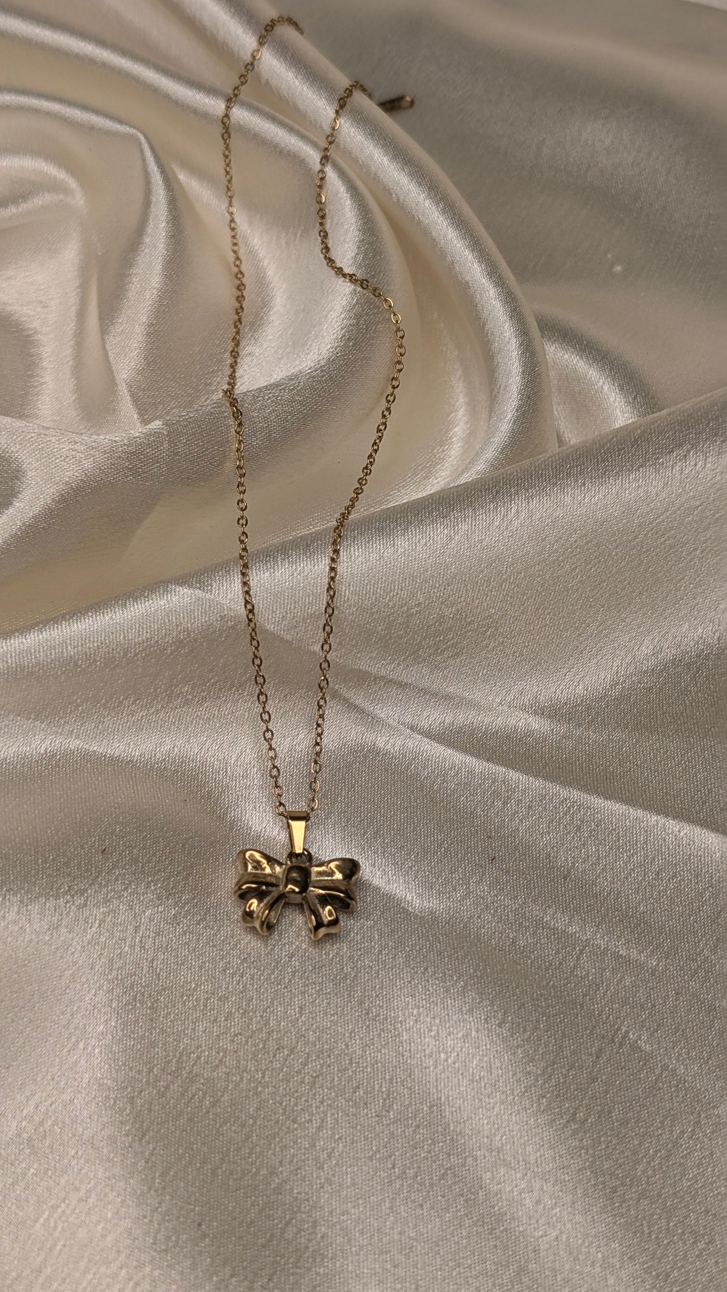 Elegant Bow Pendant Chain – 18K Gold Plated Stainless Steel
